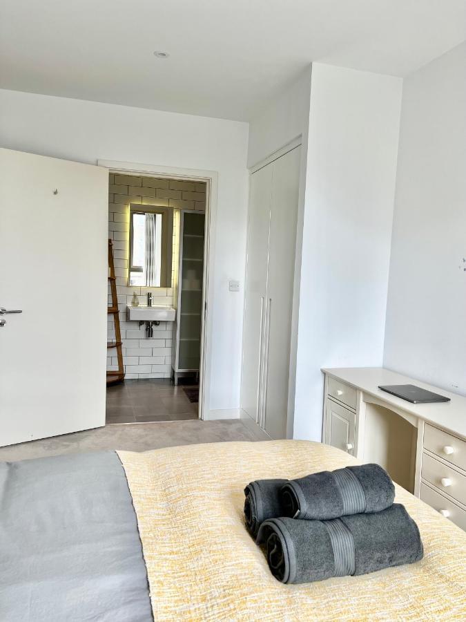 Luxury 2 Bedroom 2 Bathroom - City Airport Apartment London