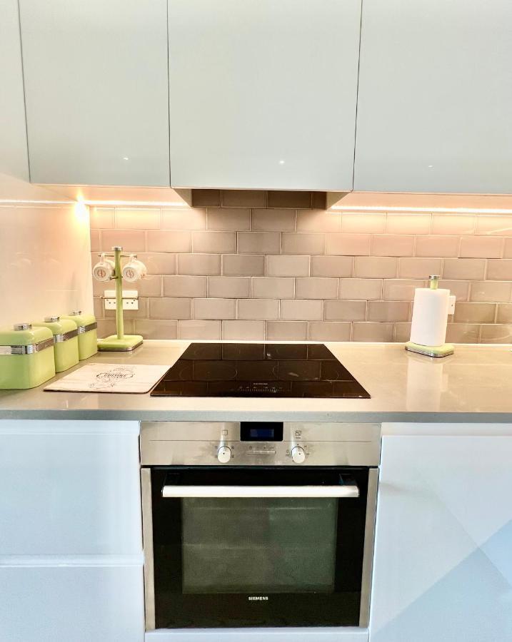 Luxury 2 Bedroom 2 Bathroom - City Airport Apartment London